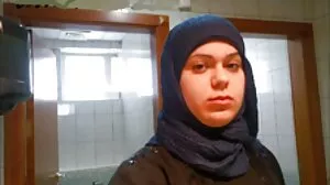 Το σέξι βηματισμό εκβιάζεται για να ρουφήξει το stebro's pecker