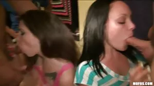 Η ξανθιά μπούστος MILF βρήκε τον εαυτό της ένα αγόρι-παιχνίδι για να παίξει