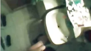 Ξανθό μωρό αίγλη δεμένο και πρόσωπο γαμημένο