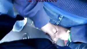 Η λεσβία με τατουάζ κάθεται στο πρόσωπο της αδύναμης ξανθιάς Νάνσυ