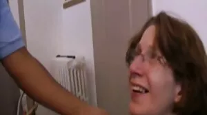 Η kinky θετή αδερφή της σαγηνεύει τον θετό αδερφό της και του πηδάει τα μυαλά