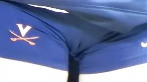 Η μελαχρινή MILF με ψηλοτάκουνα παπούτσια αναδεικνύει το σώμα της