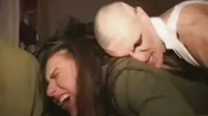 Η Penny Pax φυσάει φυσαλίδες καθώς και κάτι άλλο