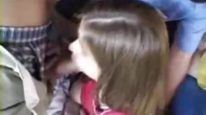 Οι θετές αδερφές ψαλιδίζουν και φιλιούνται