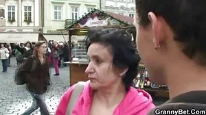 Η μικροσκοπική ξανθιά έφηβη Κιάρα ονειρεύεται πάντα ΜΕΓΑΛΑ!