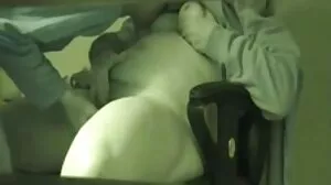Οι θετές αδερφές Karla και Zoey μοιράζονται έναν κόκορα για πρωκτικό
