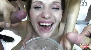Squirting μωρό μουνί πριν από το πρόσωπο