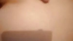 Πισινό βύσμα Wielding Anal Queen Lily Glee κάθεται στο Thickie