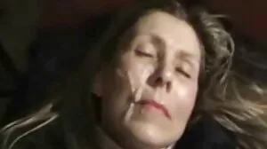 Κοκκινομάλλα ερασιτεχνική τσούλα με απίθανες καμπύλες